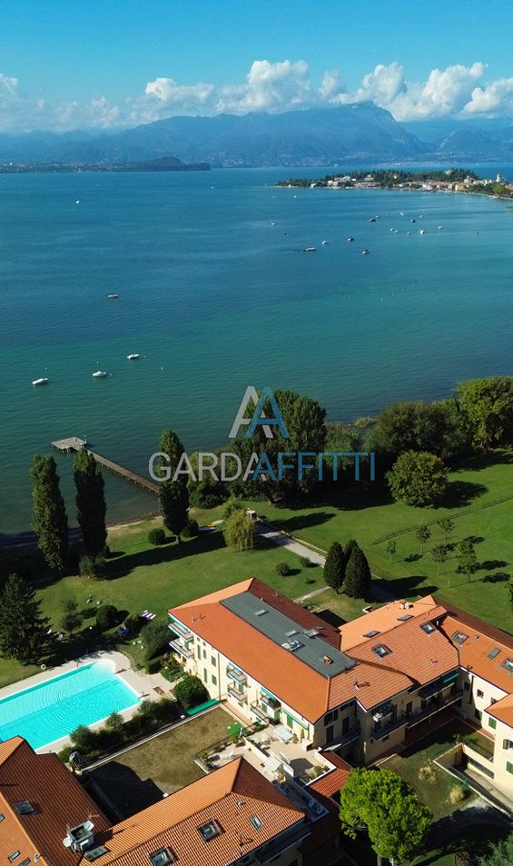 Arredi moderni e luminosi per appartamenti turistici sul Lago di Garda.