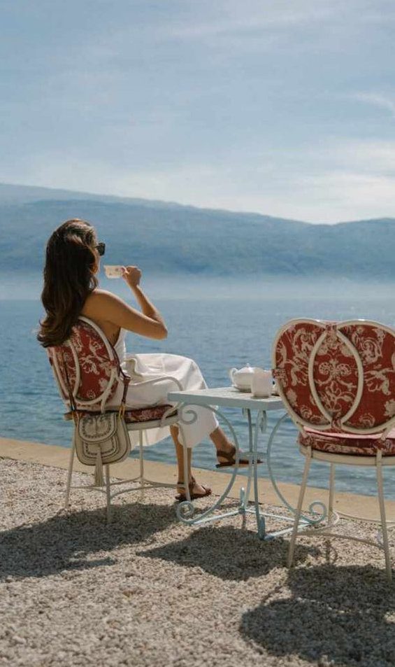 Proprietario che gode della propria casa vacanze sul Lago di Garda durante un soggiorno personale.