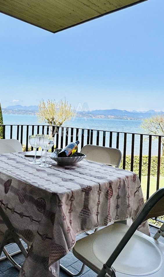 Casa vacanze moderna con vista Lago di Garda a Sirmione.