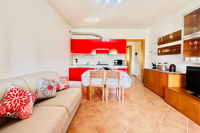 Semi-moderno (IKEA) - Arredi funzionali ma non recenti.