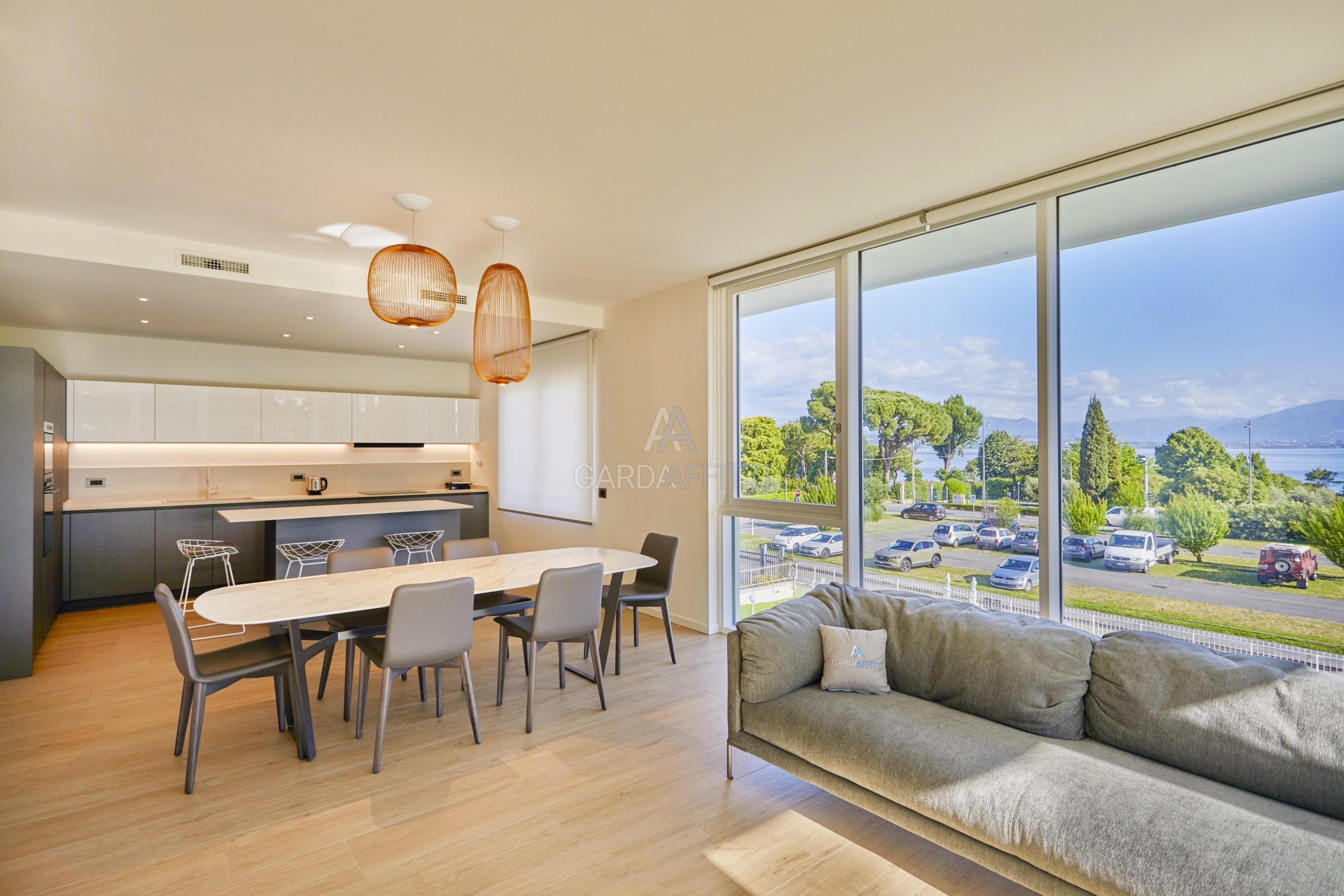 Moderno - Design attuale, spazi luminosi, palette neutra.